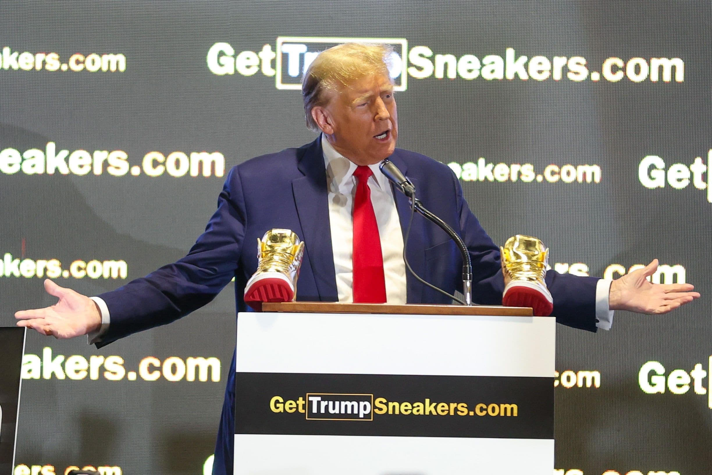 Las 1.000 zapatillas de Trump se agotan en 2 horas