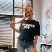 A young woman wearing a t - shirt that says choose joy.