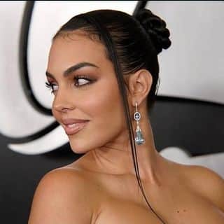 A woman wearing a strapless dress at the grammy awards.